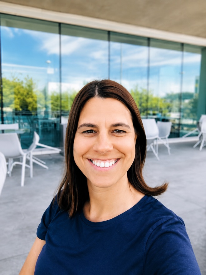 Célia Leocádio smiling outdoors