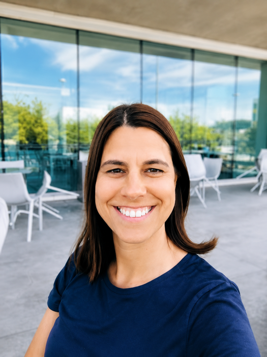 Célia Leocádio smiling outdoors